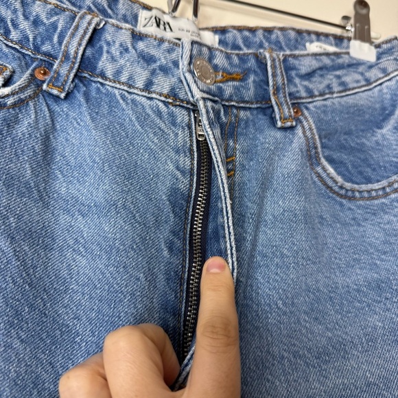 ZARA 90s Mom Fit 100% Cotton Light Wash Jeans - Picture 3 of 9
